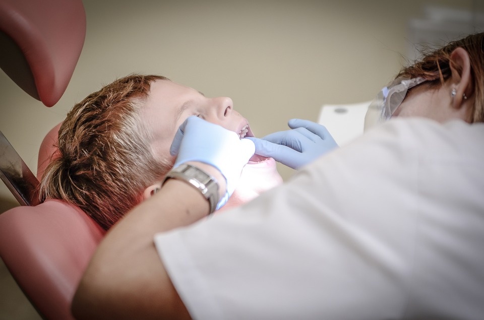 Quel âge emmener un enfant chez le dentiste ?